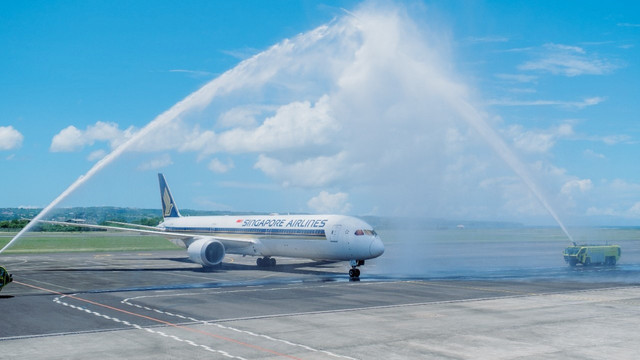 Pesawat Singapore Airlines saat tiba pertama kali di Bandara Ngurah Rai, Bali - IST