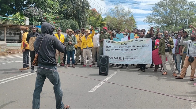 Mahasiswa ingin melakukan logmart di Kantor DPR Papua Barat namun dihadang aparat kepolisian