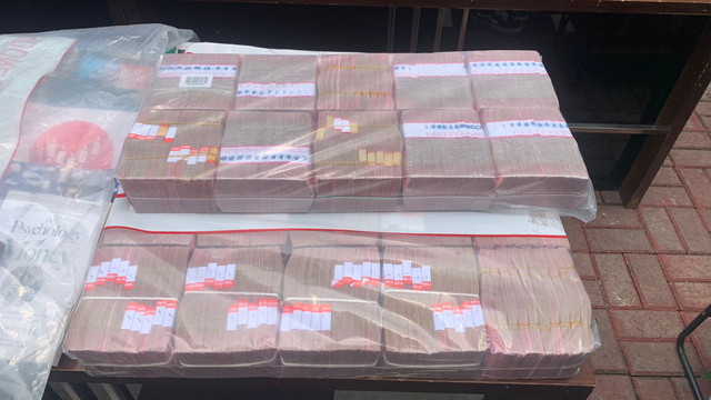 Barang bukti sitaan tersangka Doni Salmanan kasus aplikasi trading Quotex, Selasa (15/3).  Foto: Nugroho GN/kumparan