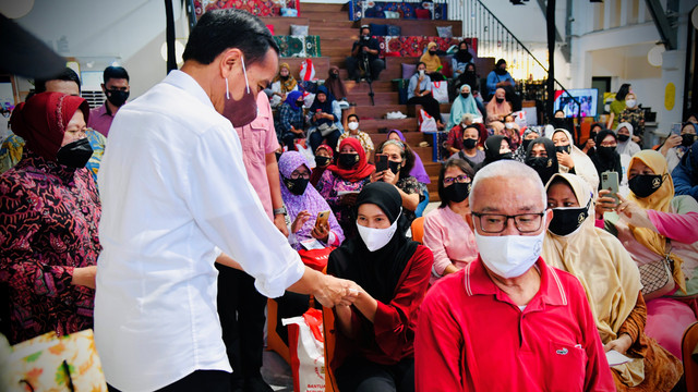 Presiden Joko Widodo menyerahkan Bantuan Sosial di Gedung Pos Jakarta, Senin (25/4).  Foto: Laily Rachev/Biro Pers Sekretariat Presiden
