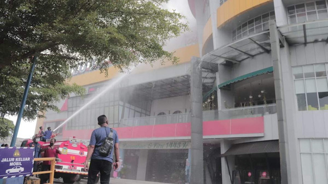 Petugas berusaha memadamkan Gedung Suzuya Mall Banda Aceh yang terbakar, pusat perbelanjaan yang berada di jalan di Jalan Teuku Umar, Banda Aceh. Foto: Zuhri Noviandi/kumparan