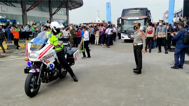 Polri Restro Jakarta Timur bersama Gubernur DKI Jakarta Anies Baswedan melakukan peninjauan dan pelepasan masyarakat yang melakukan mudik gratis dari Pemda DKI Jakarta di Terminal Terpadu Pulo Gebang Jakarta Timur, Rabu (27/4/2022). Foto: Twitter/@TMCPoldaMetro