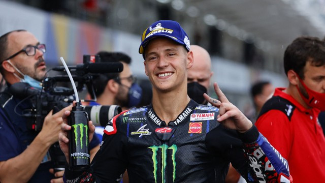 Fabio Quartararo merayakan hasil kemenangannya di posisi kedua MotoGP di Sirkuit Internasional Mandalika, Minggu (20/3/2022).Foto: Willy Kurniawan/Reuters