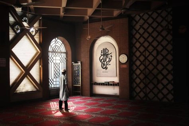 Ilustrasi melakukan takbiratul ihram yang merupakan salah satu rukun sholat. Foto: Pexels