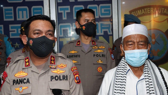 Kapolda Sumut Irjen Pol RZ Panca Putra (kiri) dan Ketua MUI Pematangsiantar Ali Lubis (kanan) di Polres Pematangsiantar.  Foto: Dok. Polres Pematangsiantar