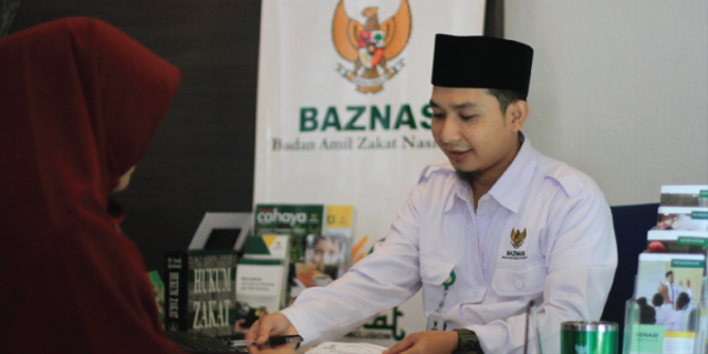 Ilustrasi pembayaran zakat emas. Foto: baznas.go.id