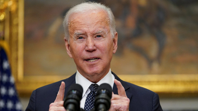 Presiden AS Joe Biden berbicara terkait penumpukan militer Rusia di perbatasan Ukraina, dari Gedung Putih di Washington, AS, Jumat (18/2/2022). Foto: Kevin Lamarque/REUTERS