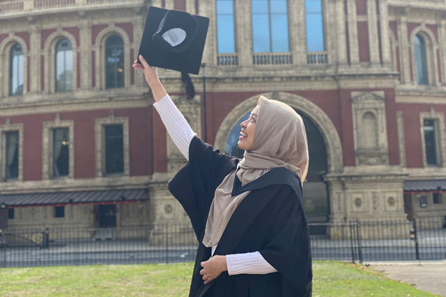 Nisa Sri Wahyuni (26) anak driver ojol lulusan S2 di Imperial College London. Foto: Dok. Nisa Sri Wahyuni