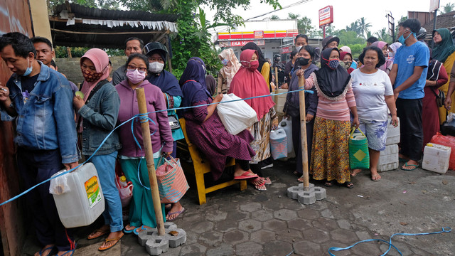 Warga antre membeli minyak goreng curah di sebuah agen penjualan minyak goreng di Tamanagung, Muntilan, Magelang, Jawa Tengah, Kamis (24/3/2022). Foto: Anis Efizudin/Antara Foto