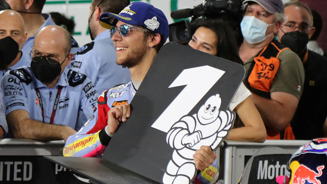 Selebrasi pembalap tim Gresini Racing MotoGP Italia, Enea Bastianini, saat juara Moto GP Grand Prix Qatar di Sirkuit Internasional Lusail, di kota Lusail, Minggu (6/3/2022). Foto: Karim Jaafar/AFP