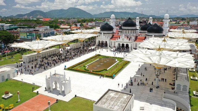 Suasana usai salat Jumat pertama pada Ramadhan 1442 H di Masjid Raya Baiturrahman, Kota Banda Aceh, Aceh, Jumat (16/4/2021). Foto: Abdul Hadi/acehkini