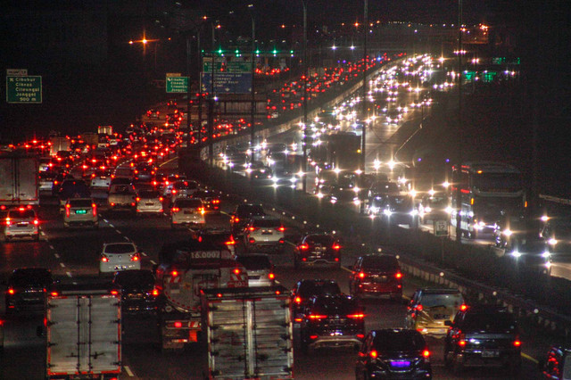 Ilustrasi. Sejumlah kendaraan memadati ruas jalan Tol Jagorawi, Cibubur, Jakarta Timur, Kamis (1/4/2021) Foto: Yulius Satria Wijaya/ANTARA FOTO
