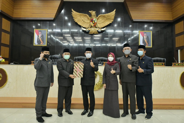 Gubernur Jawa Barat, Ridwan Kamil, dan pimpinan DPRD menandatangani persetujuan usulan 3 Calon Daerah Persiapan Otonomi Baru. FOTO: Humas Jabar