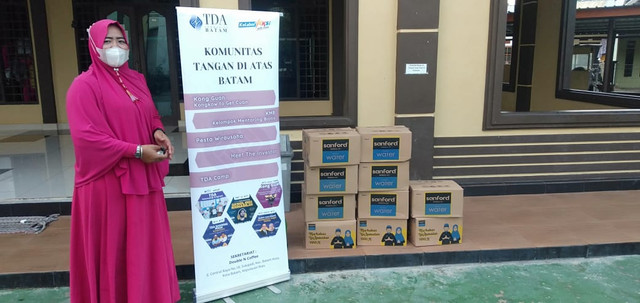 Program bagi-bagi air mineral TDA Batam selama Ramadan. dok