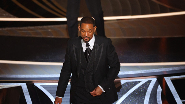 Will Smith berjalan di atas panggung setelah memukul Chris Rock saat Rock berbicara di atas panggung saat nominasi Oscar ke-94 di Hollywood, Los Angeles, California, Amerika Serikat.
Foto: Brian Snyder/REUTERS
