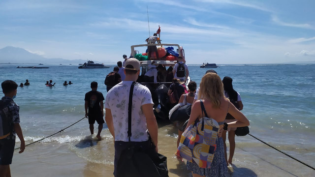 Turis saat akan menyeberang ke Pulau Nusa Penida dari pelabuhan di Sanur, Denpasar - IST