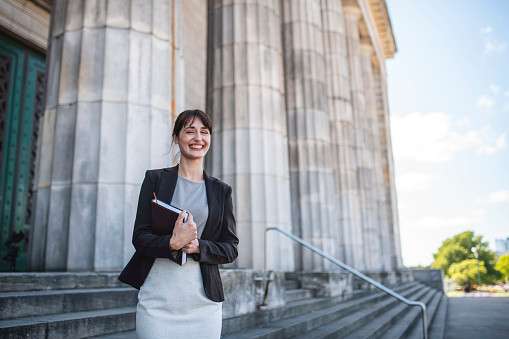 Ilustrasi mahasiswa lulusan jurusan Hukum. Foto. dok. AzmanJaka (unsplash.com)