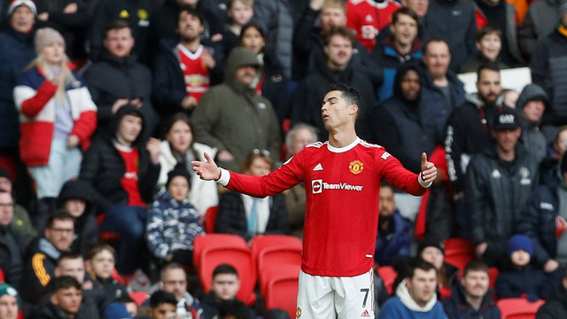 Reaksi Cristiano Ronaldo dari Manchester United saat hadapi Watford di Old Trafford, Manchester, Inggris, Sabtu (26/2/2022). Foto: Craig Brough/REUTERS
