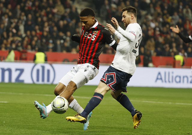 Pemain Paris St Germain, Lionel Messi, berebut bola dengan Clair Todibo dari OGC Nice. Foto: REUTERS/Eric Gaillard