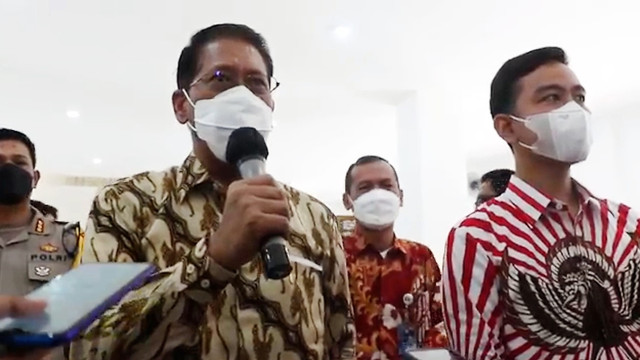 Direktur Utama PT Kereta Api Indonesia (KAI), DIdiek Hartantyo dan Wali Kota Solo Gibran Rakabuming Raka di Stasiun Balapan Solo, Rabu (13/04/2022). FOTO: Fernando Fitusia