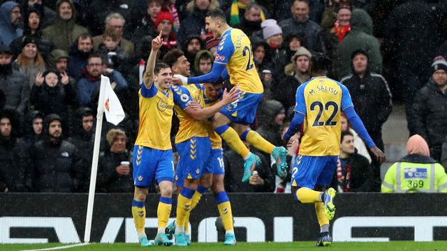 Pemain Southampton Che Adams merayakan mencetak gol pertama mereka dengan rekan satu timnya saat hadapi Manchester United di Stadion Old Trafford, Manchester, Inggris, Sabtu (12/2/2022). Foto: Russell Cheyne/REUTERS