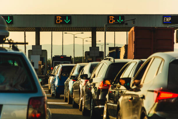 Ilustrasi deretan kendaraan pribadi yang mengantri di gerbang tol. Foto: Unsplash
