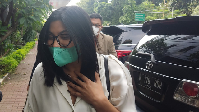 Tersangka kasus pornografi, Dea Onlyfans lapor diri di Polda Metro Jaya, Senin (28/3/2022). Foto: Jonathan Devin/kumparan