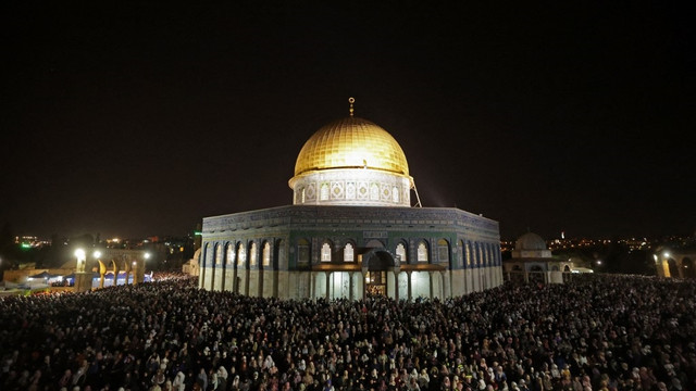 Umat Muslim Palestina melaksanakan salat saat malam Lailatul Qadar di Masjid Al-Aqsa Yerusalem selama bulan suci Ramadhan pada Rabu (27/4/2022). Foto: Hazem Bader/AFP