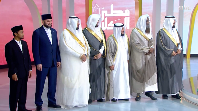 Miftahul Arifin dari Indonesia (Kiri) merupakan salah satu dari 13 juri kompetisi Otr Elkalam yang digelar GEA Arab Saudi. Foto: Twitter/@MBC24News