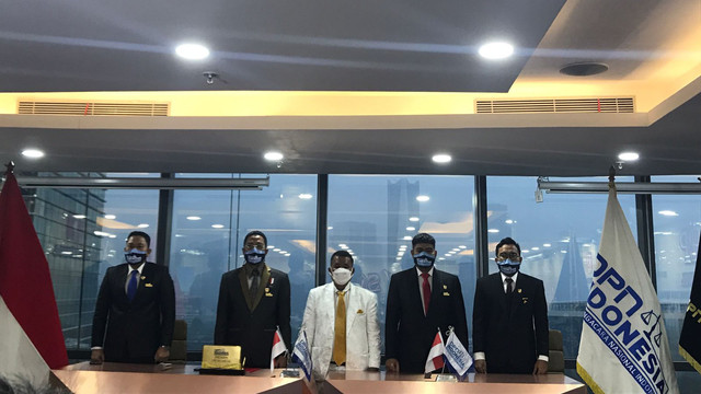 Hotman Paris menjelaskan alasan dia keluar dari Peradi dan dia langsung bergabung dengan DPN Indonesia, dalam konferensi pers di Kantor DPN, Senin (19/4). Foto: Hedi/kumparan
