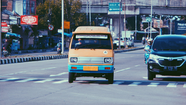 Angkutan Umum di Kabupaten Karanganyar (Foto: Panji/Unsplash)