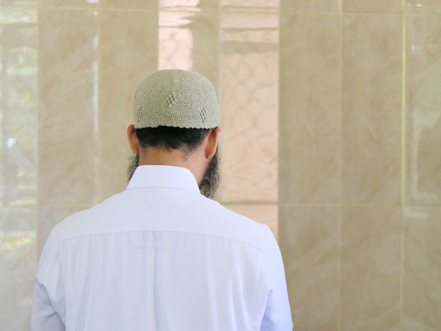 Ilustrasi membaca doa iftitah dalam sholat. Foto: Pixabay