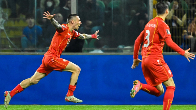 Pemain Makedonia Utara Aleksandar Trajkovski berselebrasi usai mencetak gol ke gawang Italia di Stadio Renzo Barbera, Palermo, Italia, Kamis (24/3/2022). Foto: Alberto Pizzoli/AFP