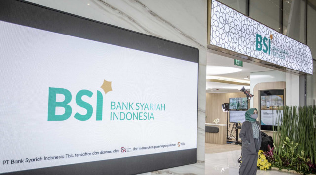 Pegawai berjalan di Bank Syariah Indonesia (BSI) usai diresmikan di Jakarta, Senin (1/2/2021). Foto: Dhemas Reviyanto/ANTARA FOTO