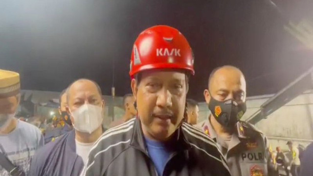 Rikwanto berada di lokasi ambruknya bangunan minimarket Alfamart di Gambut, Kabupaten Banjar. Foto: Firman/ANTARA