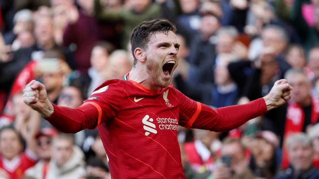 Pemain Liverpool Andrew Robertson berselebrasi usai mencetak gol pertama mereka saat hadapi Everton di Stadion Anfield, Liverpool, Inggris, Minggu (24/4/2022). Foto: Phil Noble/REUTERS