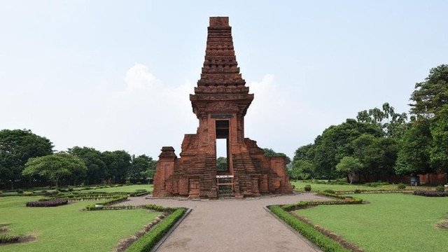 Sumber gambar : https://image.shutterstock.com/image-photo/bajang-ratu-gate-graceful-relics-600w-747708901.jpg