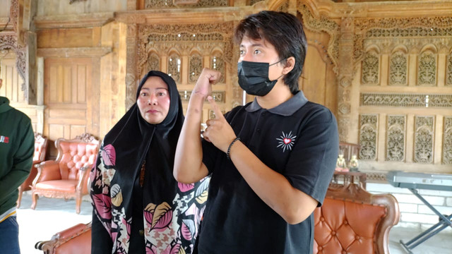 Anak pesinden Anik Sunyahni yaitu Ade Putra Cahya Utama (28) mengalami luka setelah dianiaya oleh sekelompok penagih utang di Sleman. Foto: Arfiansyah Panji Purnandaru/kumparan