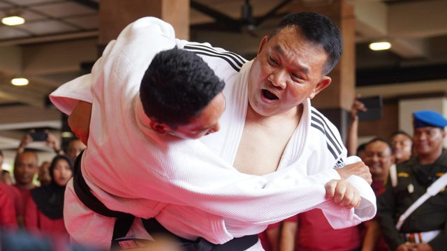 KSAD Jenderal Dudung Abdurachman mendapat sabuk hitam Dan-5 judo. Foto: Dispenad