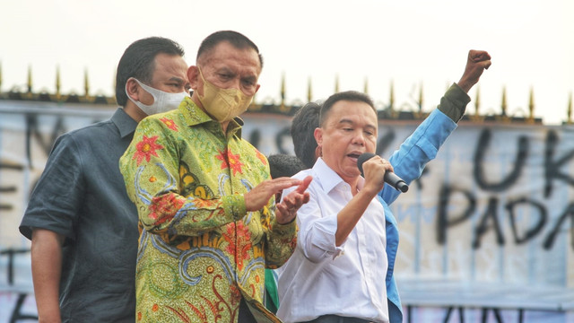 Wakil Ketua DPR Sufmi Dasco Ahmad, Rachmat Gobel, dan Lodewijk menemui mahasiswa dan buruh yang berdemo di depan Gedung DPR, Kamis (21/4/2022). Foto: Yoga Agusta/DPR