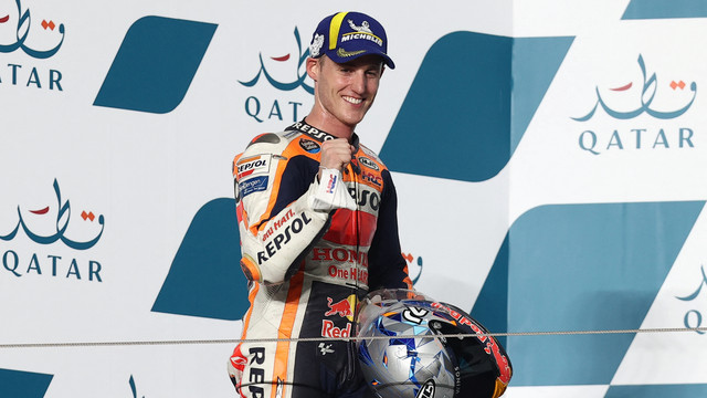 Pembalap Repsol Honda, Pol Espargaro, berselebrasi di podium setelah finis ketiga pada MotoGP Grand Prix Qatar di Sirkuit Internasional Lusail, di Kota Lusail, Minggu (6/3/2022). Foto: KARIM JAAFAR/AFP