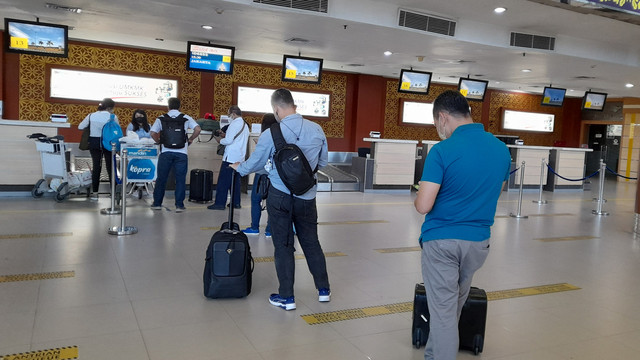 SUASANA di konter pelaporan penumpang di Terminal Keberangkatan Bandara Sultan Syarif Kasim (SSK) II, Pekanbaru, Selasa (8/3/2022). (FOTO: SELASAR RIAU/LARAS OLIVIA)