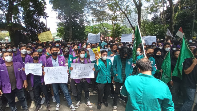 Mahasiswa berunjuk rasa di depan DPRD Sumut, Rabu (13/4). Foto: Rahmat Utomo/kumparan