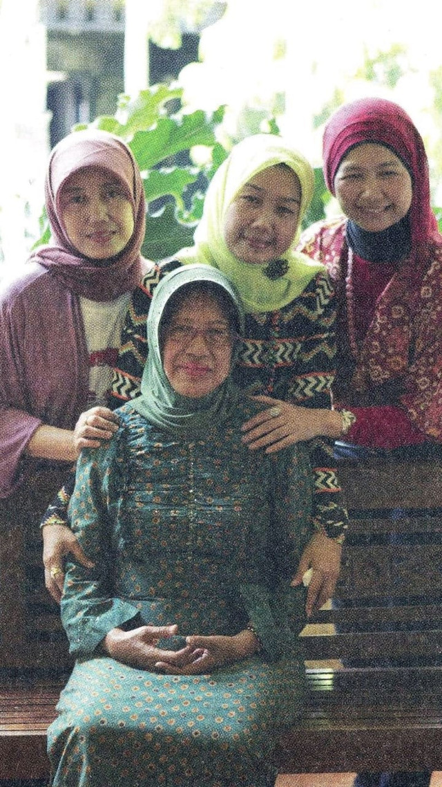 Adik Presiden Jokowi, Idayati (belakang kanan). FOTO: Dok Istimewa