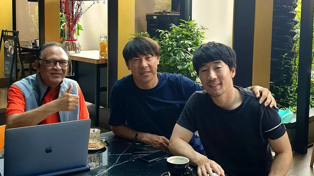 Exco PSSI Hasani Abdulgani bertemu Shin Tae-yong, Kamis (17/2). Foto: Instagram/@hasaniabdulgani