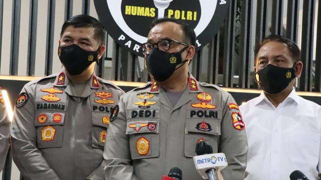 Kadiv Humas Polri Irjen Pol Dedi Prasetyo saat memberi penjelasan soal kasus Nurhayati di Mabes Polri, Jaksel. Foto: Polri