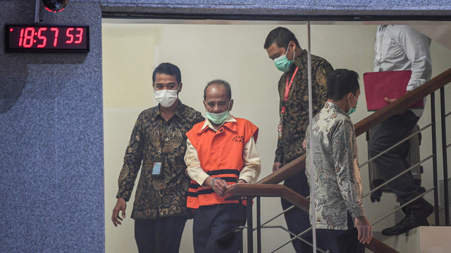 Gubernur Riau periode 2014-2019 Annas Maamun mengenakan rompi tahanan usai ditetapkan sebagai tersangka di Gedung Merah Putih KPK, Jakarta, Rabu (30/3/2022). Foto: M Risyal Hidayat/ANTARA FOTO