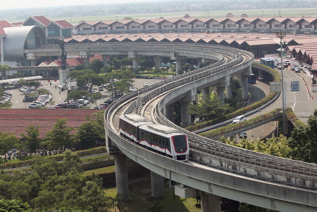 Rangkaian kereta layang (SkyTrain) melaju menuju Terminal 3 Bandara Soekarno Hatta, Tangerang, Banten, Senin (25/4/2022). Foto: Muhammad Iqbal/ANTARA FOTO