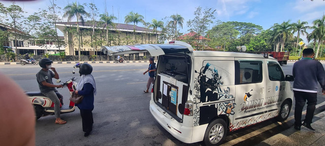 Mobil Samsat Keliling beroperasi di kawasan Alun-alun Kapuas. Foto: Dok Hi!Pontianak 