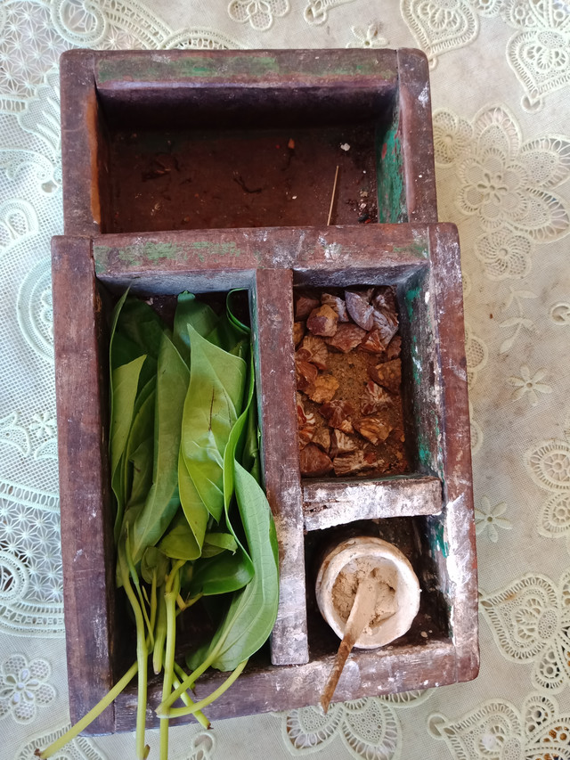 Sumber foto : Pribadi diambil 11 April 2018, terdapat gambar daun sirih, kapur, dan gambir